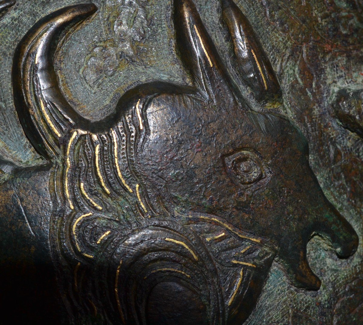 Aiguière En Bronze Incisé d'Animaux Fabuleux , Incrustations  d'Or. Perse.-photo-2