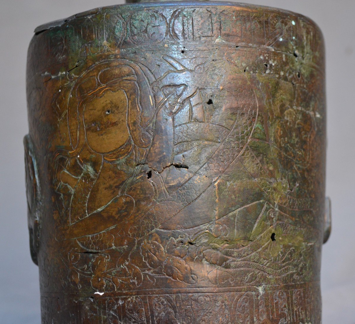 Aiguière En Bronze Incisé d'Animaux Fabuleux , Incrustations  d'Or. Perse.-photo-1