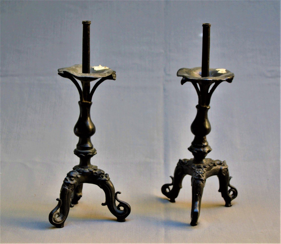 Pair Of Cast Bronze Incense Holders. Asia 17° Century.