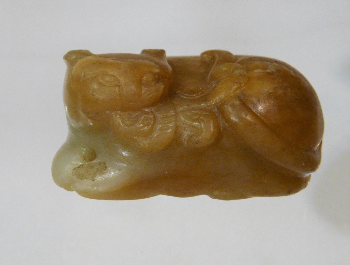 Pendant .tigresse And Her Small In Jade. China Ming Period Or Before.-photo-4