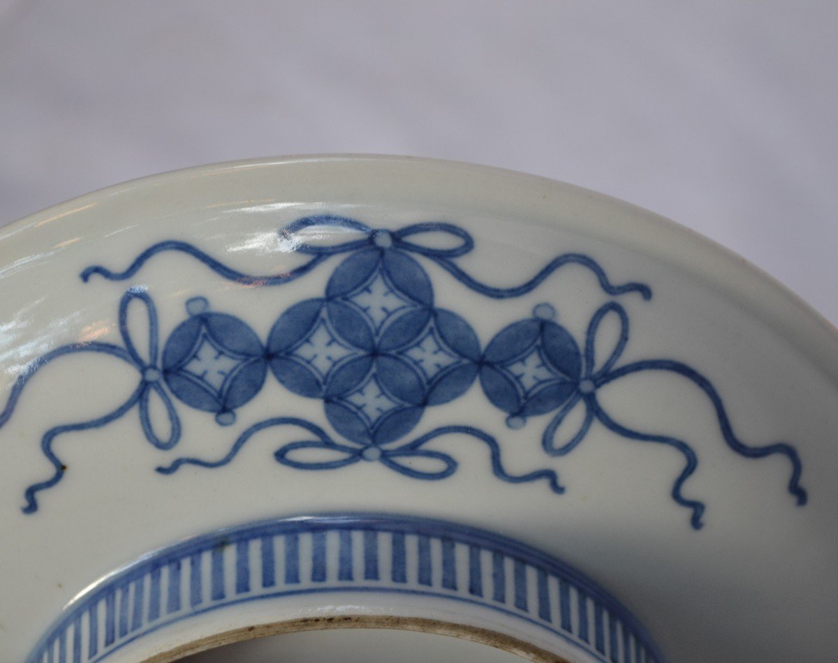 Plat En Porcelaine De Nabeshima. Décor de fleurs stylisées.-photo-2