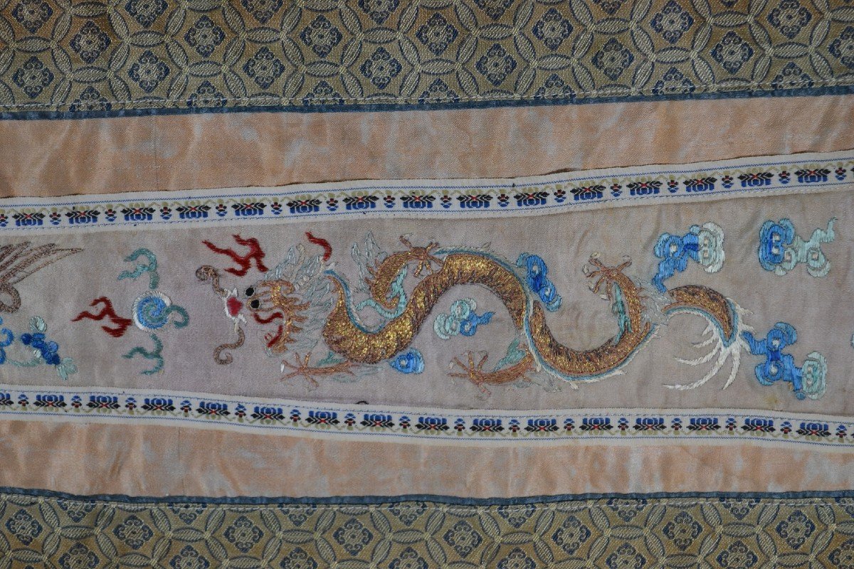 Panneau De Soie Brodée De Dragon Et Phoenix. Chine Période Qing.-photo-3