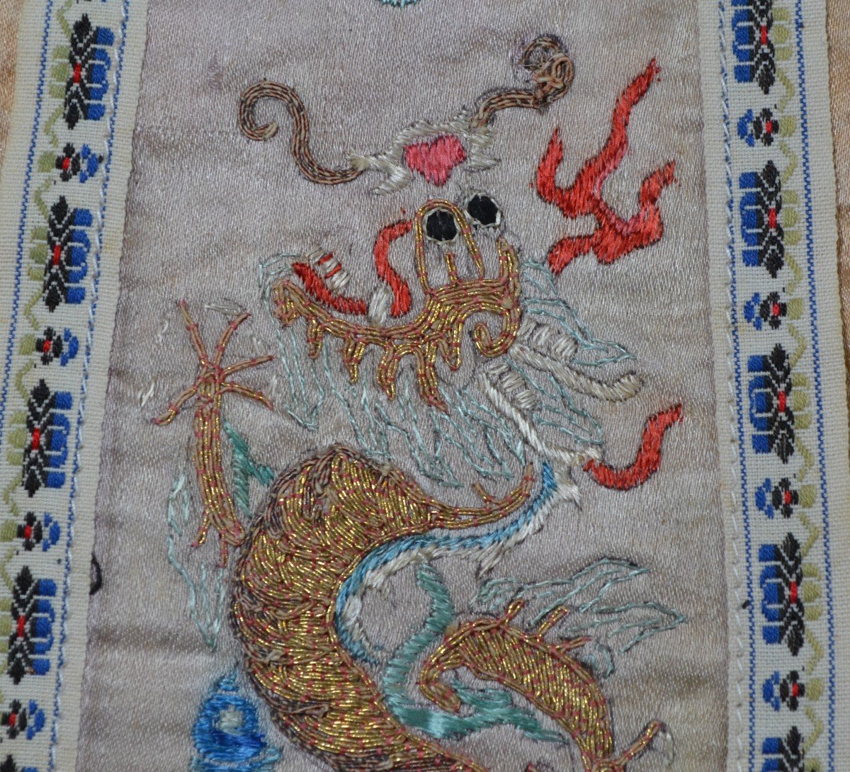 Panneau De Soie Brodée De Dragon Et Phoenix. Chine Période Qing.
