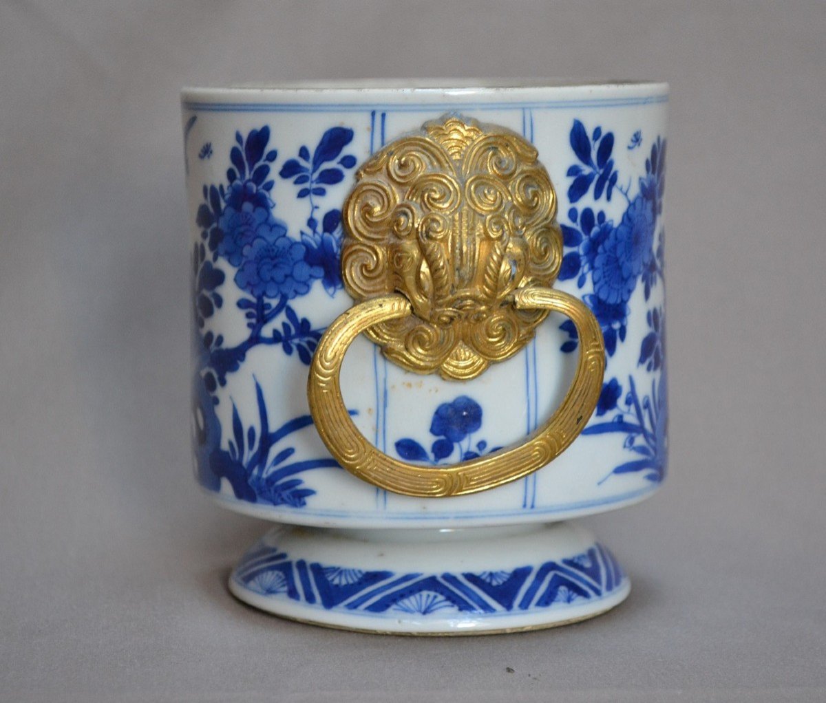 Pot En Porcelaine De Chine Décor Bleu De Cobalt, Monture Chinoise Bronze Doré. Période Kangxi. -photo-4