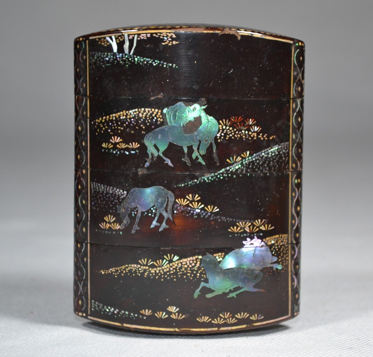 Inro Style Soma-da. Decor Of The 8 Mother-of-pearl Horses On A Dark Brown Urushi Background. Collection Dr Mene-photo-2