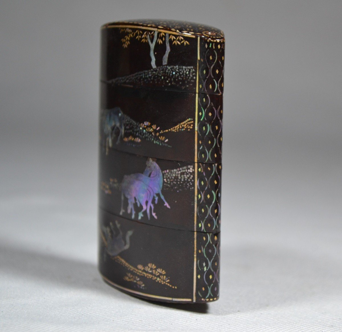 Inro Style Soma-da. Decor Of The 8 Mother-of-pearl Horses On A Dark Brown Urushi Background. Collection Dr Mene-photo-3