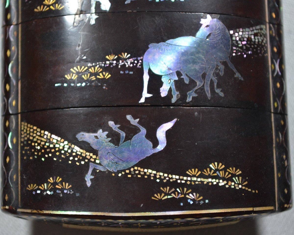 Inro Style Soma-da. Decor Of The 8 Mother-of-pearl Horses On A Dark Brown Urushi Background. Collection Dr Mene-photo-3