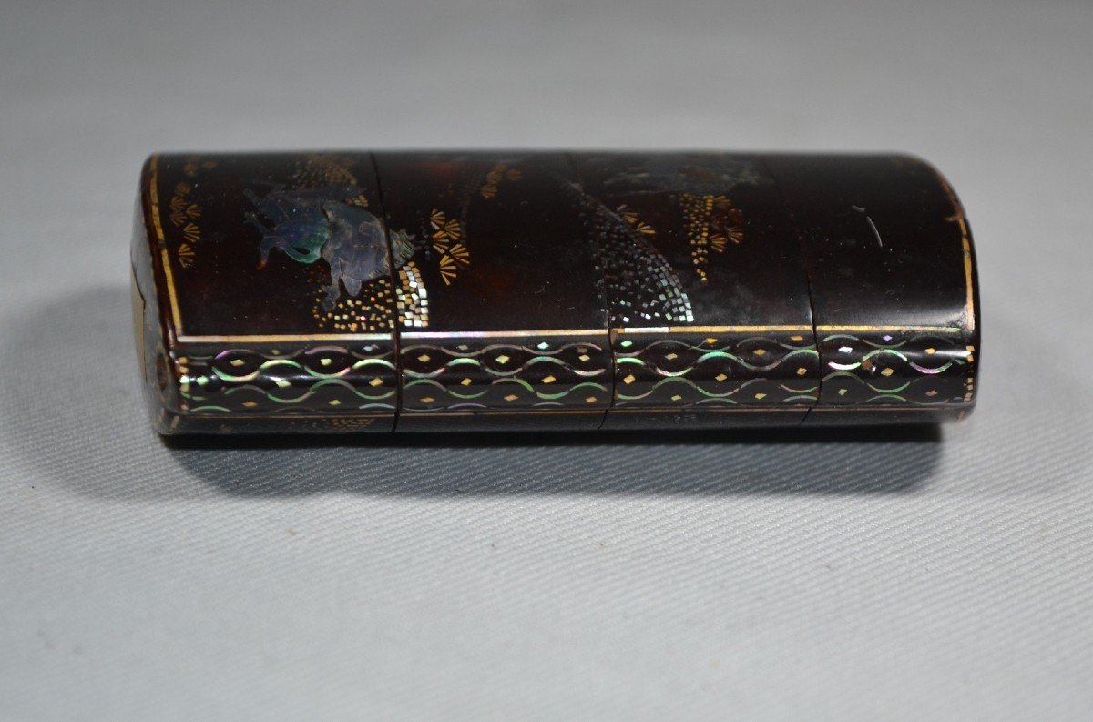 Inro Style Soma-da. Decor Of The 8 Mother-of-pearl Horses On A Dark Brown Urushi Background. Collection Dr Mene-photo-6