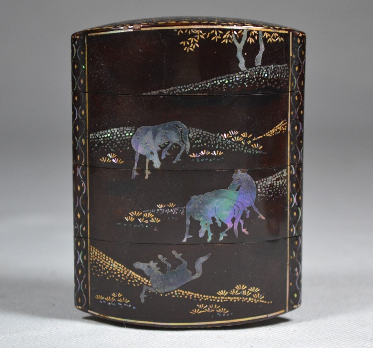 Inro Style Soma-da. Decor Of The 8 Mother-of-pearl Horses On A Dark Brown Urushi Background. Collection Dr Mene-photo-7