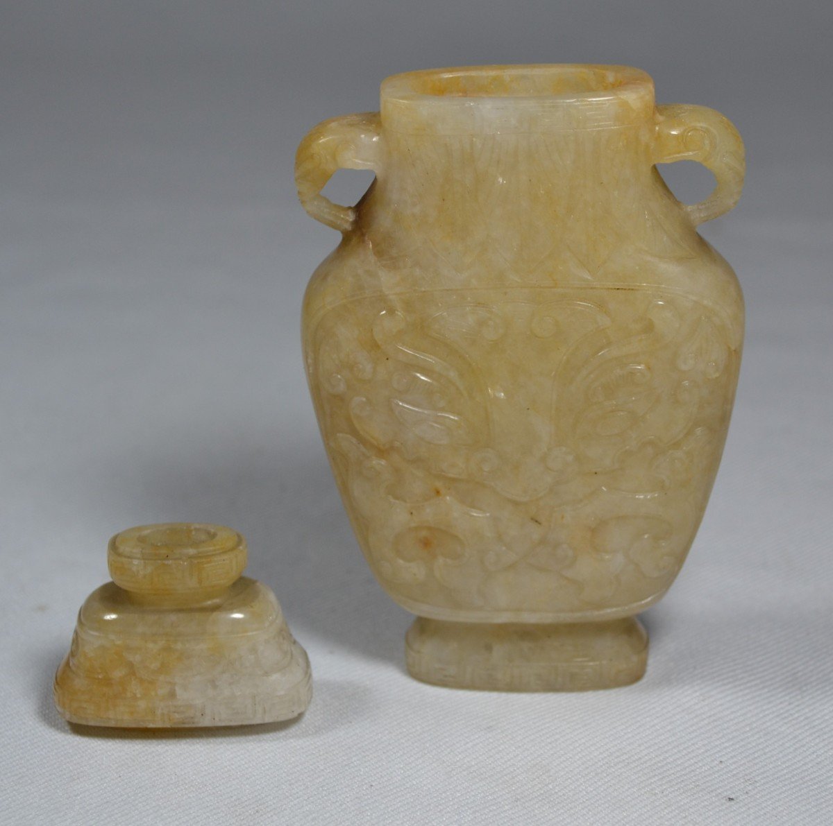 Vase Couvert En Jade. Décor En Relief De Masques De Taotie. Chine époque Qing Ou Antérieur.-photo-3