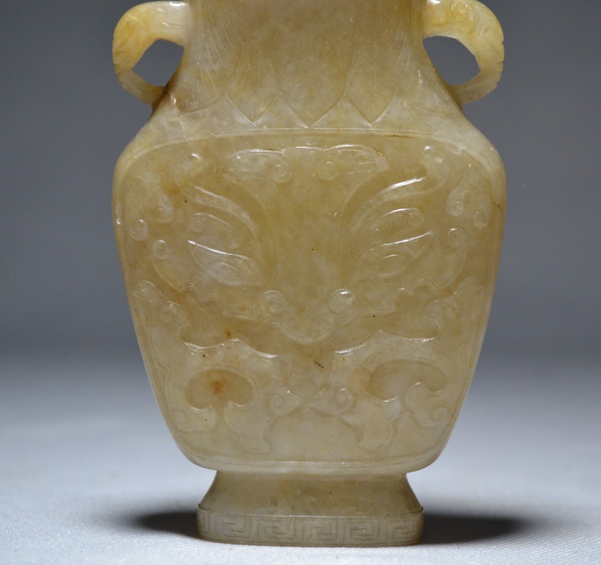 Vase Couvert En Jade. Décor En Relief De Masques De Taotie. Chine époque Qing Ou Antérieur.-photo-6