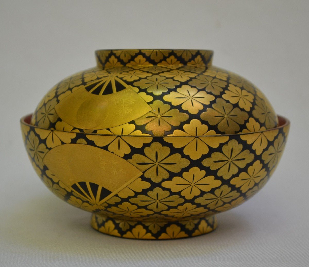 Bol Couvert En Laque Poudrée d'Or. Japon Période Edo Ou Meiji, 19°siècle.