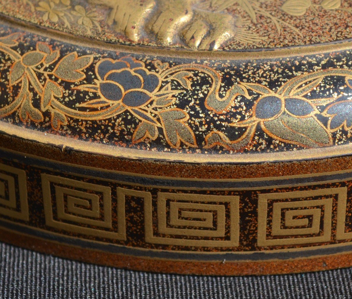 Box In Gold And Silver Powdered Lacquer. Chrysanthemums In Solid Gold. Japan Early Edo Around 1700-photo-2