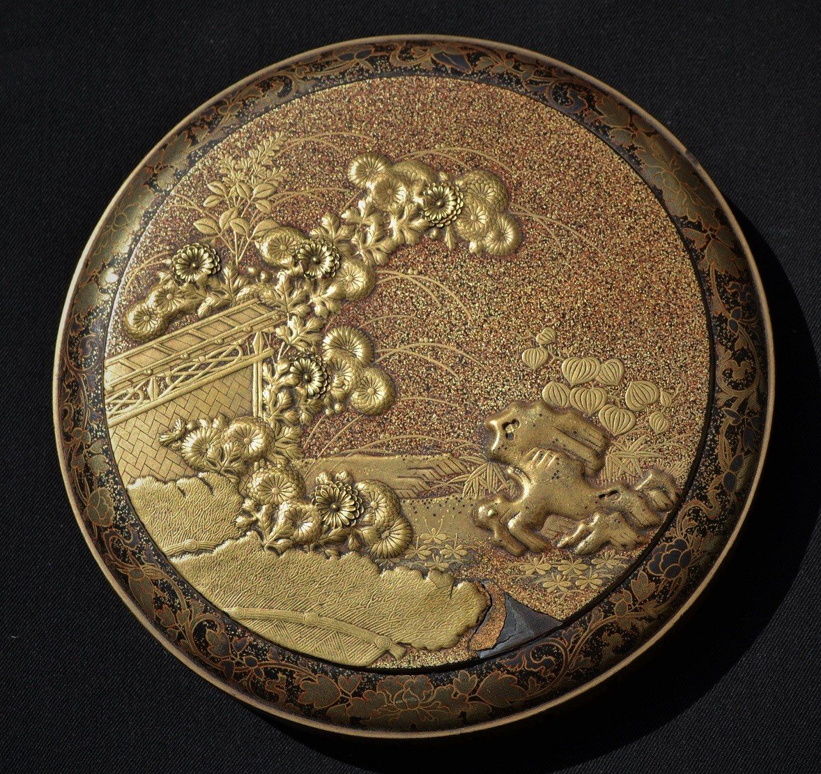 Boite En Laque Poudrée d'Or Et d'Argent. Chrysanthèmes En Or Massif . Japon Début Edo Vers 1700-photo-7