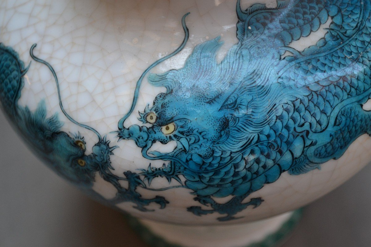 Vase En Porcelaine. Dragons Emaillés Bleu sur fond Blanc Craquelé. Style Makuzu Kozan. Meiji.-photo-1
