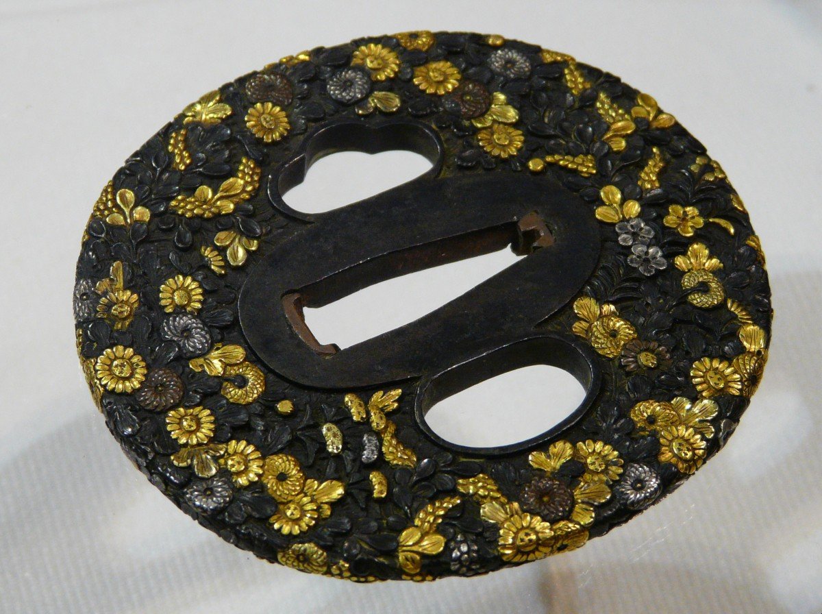 Shakudo Tsuba Encrusted With Thousand Flowers In Gold, Silver And Sentoku. Anonymous. Japan Edo.-photo-3
