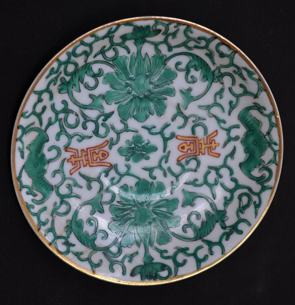 Plat En Porcelaine De Chine. Emaillé Vert Et Or De Chauve-souris, Shou  Et Lotus .epoque Qing. -photo-3