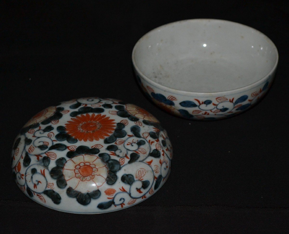 Boite En Porcelaine De Style Imari. Fours d'Arita. Période Edo. Japon Fin 17° Siècle.-photo-2