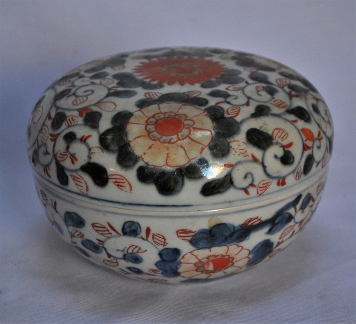 Boite En Porcelaine De Style Imari. Fours d'Arita. Période Edo. Japon Fin 17° Siècle.-photo-3
