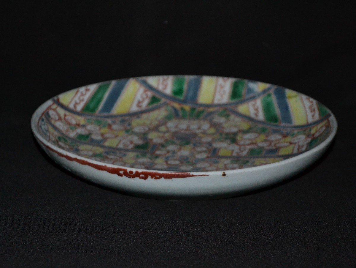 Plat En Porcelaine d'Arita Japon 18°siècle. Guan-yin Et Les 100 Enfants.-photo-2