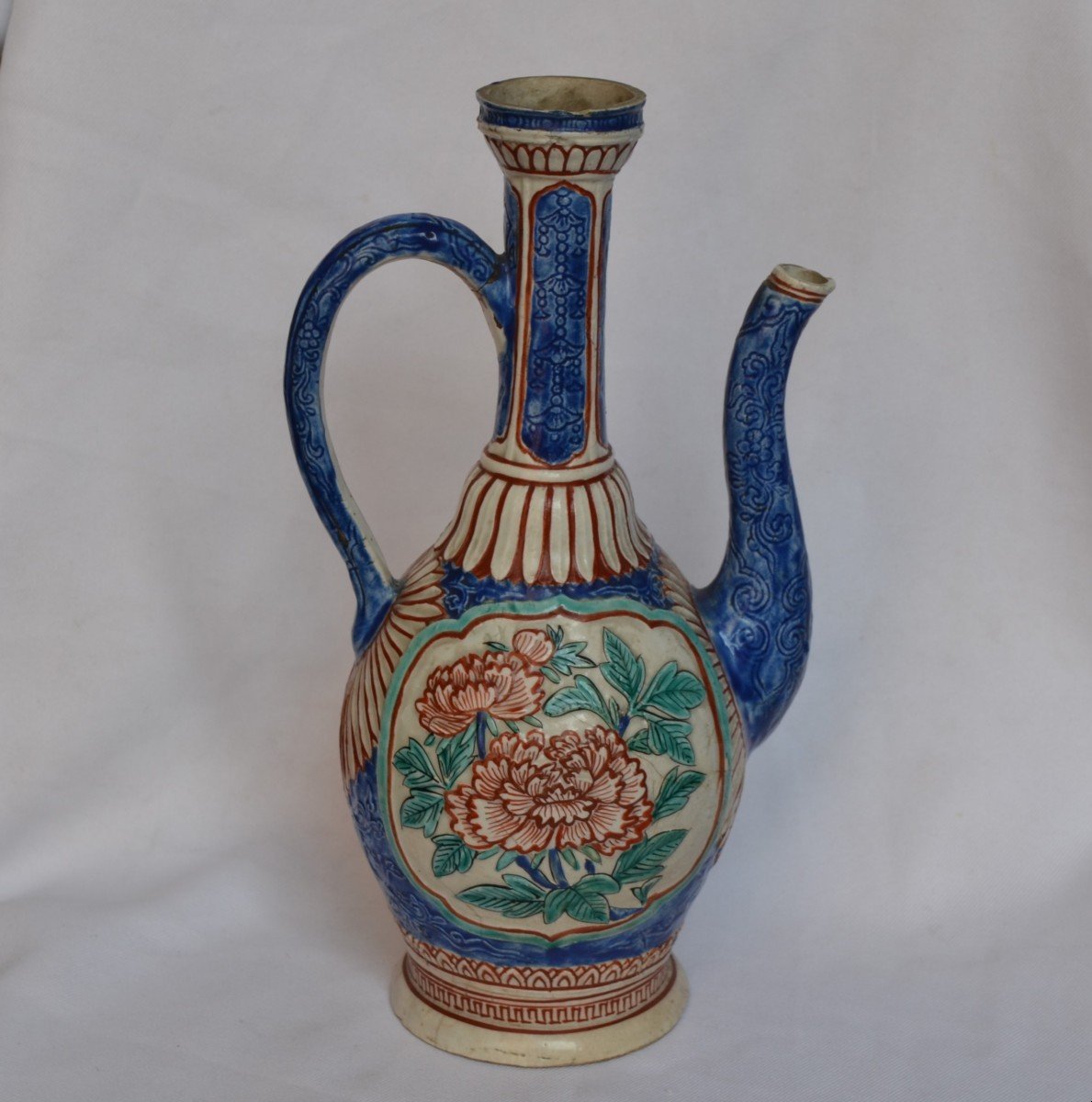 Aiguière En Porcelaine Du Japon 17° Siècle. Fours d'Arita Vers 1670. Décor Relief De Pivoines.