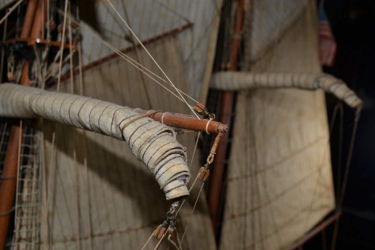 Model Of The Corsair Ship "prince De Neuchatel". Wood, Textiles And Golden Copper. 20th Century.-photo-3