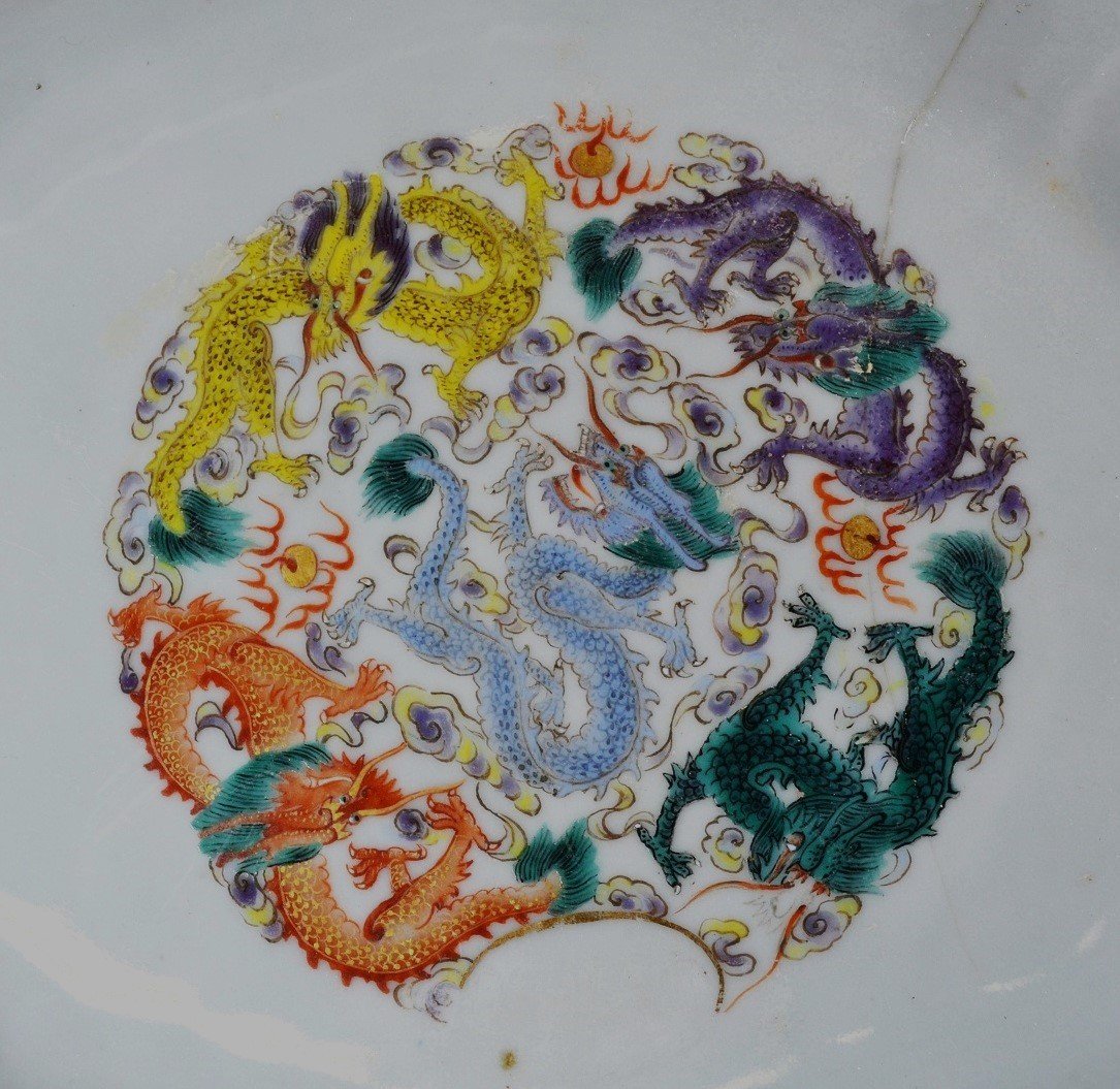 Chinese Porcelain Dish Decorated With 5 Dragons And Sacred Pearls. Qing Dynasty 19th Century.