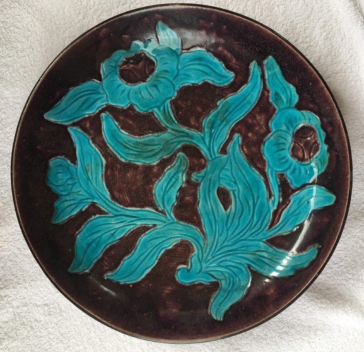 Plat En Porcelaine Décor De Pivoines. Chine 17° Siècle