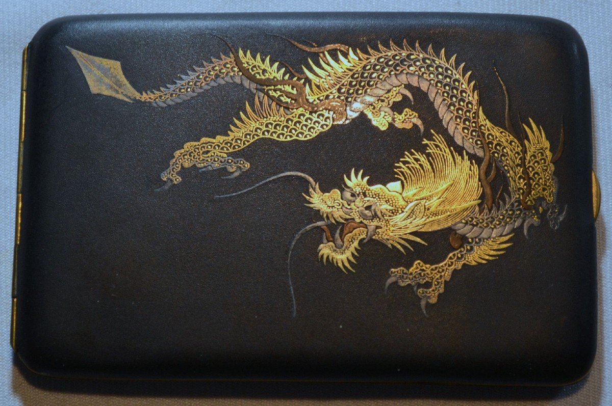 Porte Cigarette En Fer Damasquiné De Métaux Précieux. Japon Période Meiji Vers 1900.