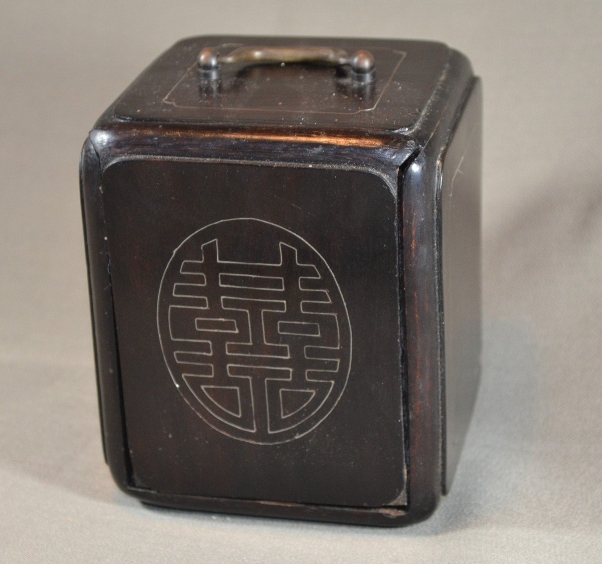 Boite En Bois Incrustée d'Argent Ouvrant d'Une Porte Coulissante Et Tiroirs.chine Période Qing.-photo-2