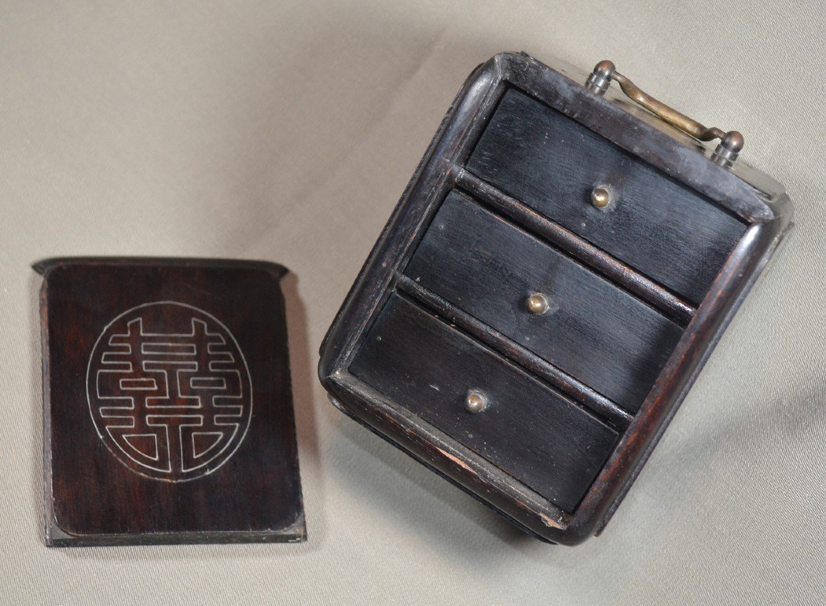 Boite En Bois Incrustée d'Argent Ouvrant d'Une Porte Coulissante Et Tiroirs.chine Période Qing.-photo-3