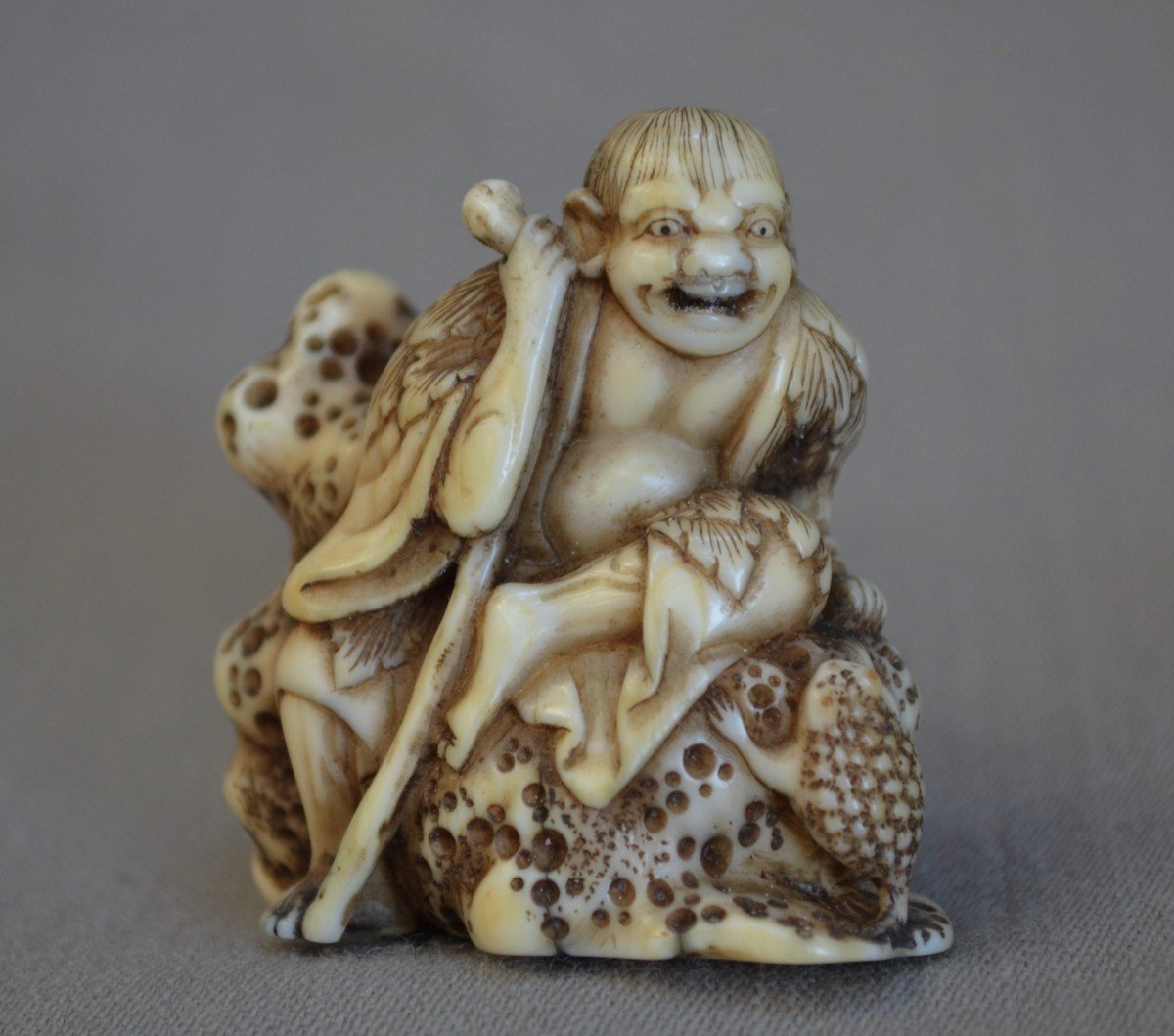 Gama sennin et son crapaud.Netsuké en ivoire marin par Shogetsu.Japon période Edo.-photo-4