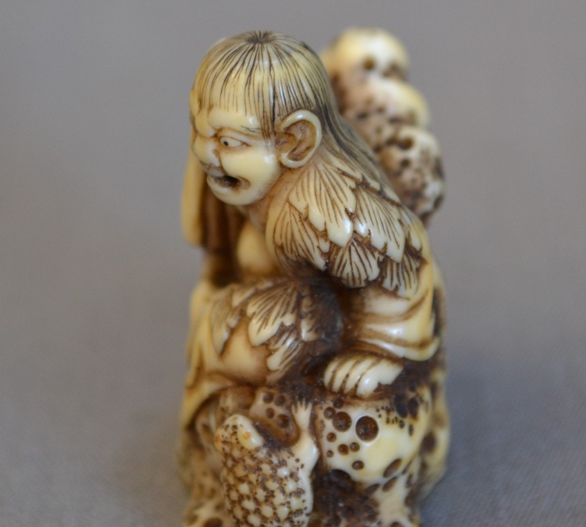Gama sennin et son crapaud.Netsuké en ivoire marin par Shogetsu.Japon période Edo.-photo-5