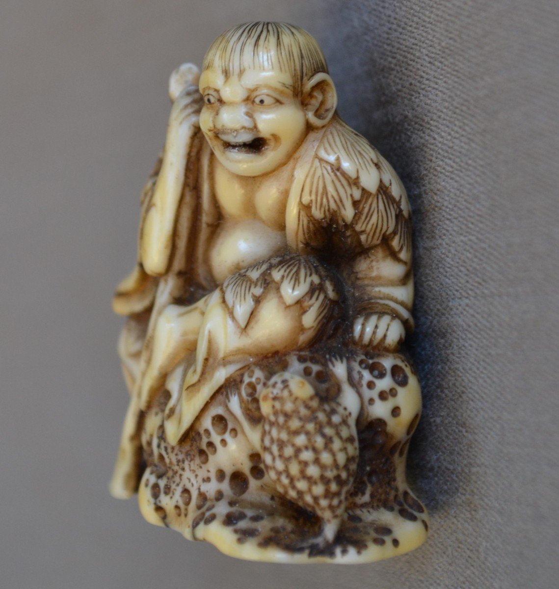 Gama sennin et son crapaud.Netsuké en ivoire marin par Shogetsu.Japon période Edo.-photo-7