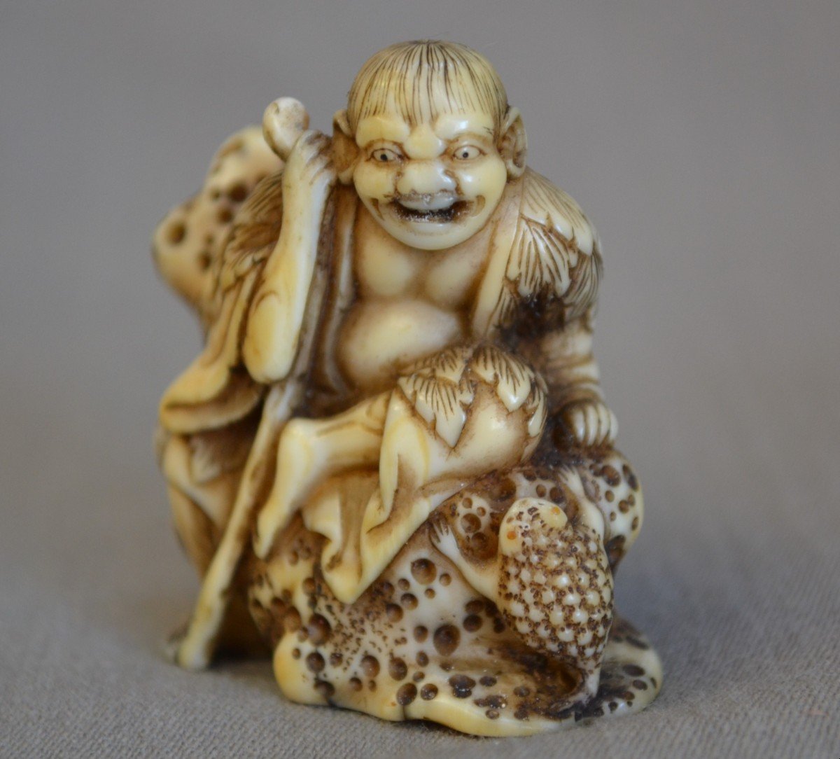 Gama sennin et son crapaud.Netsuké en ivoire marin par Shogetsu.Japon période Edo.-photo-8
