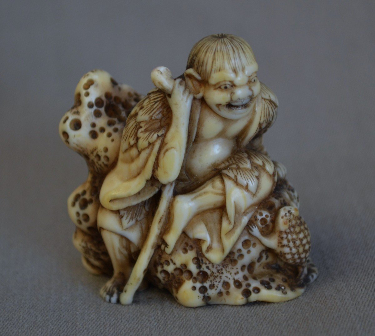 Gama sennin et son crapaud.Netsuké en ivoire marin par Shogetsu.Japon période Edo.