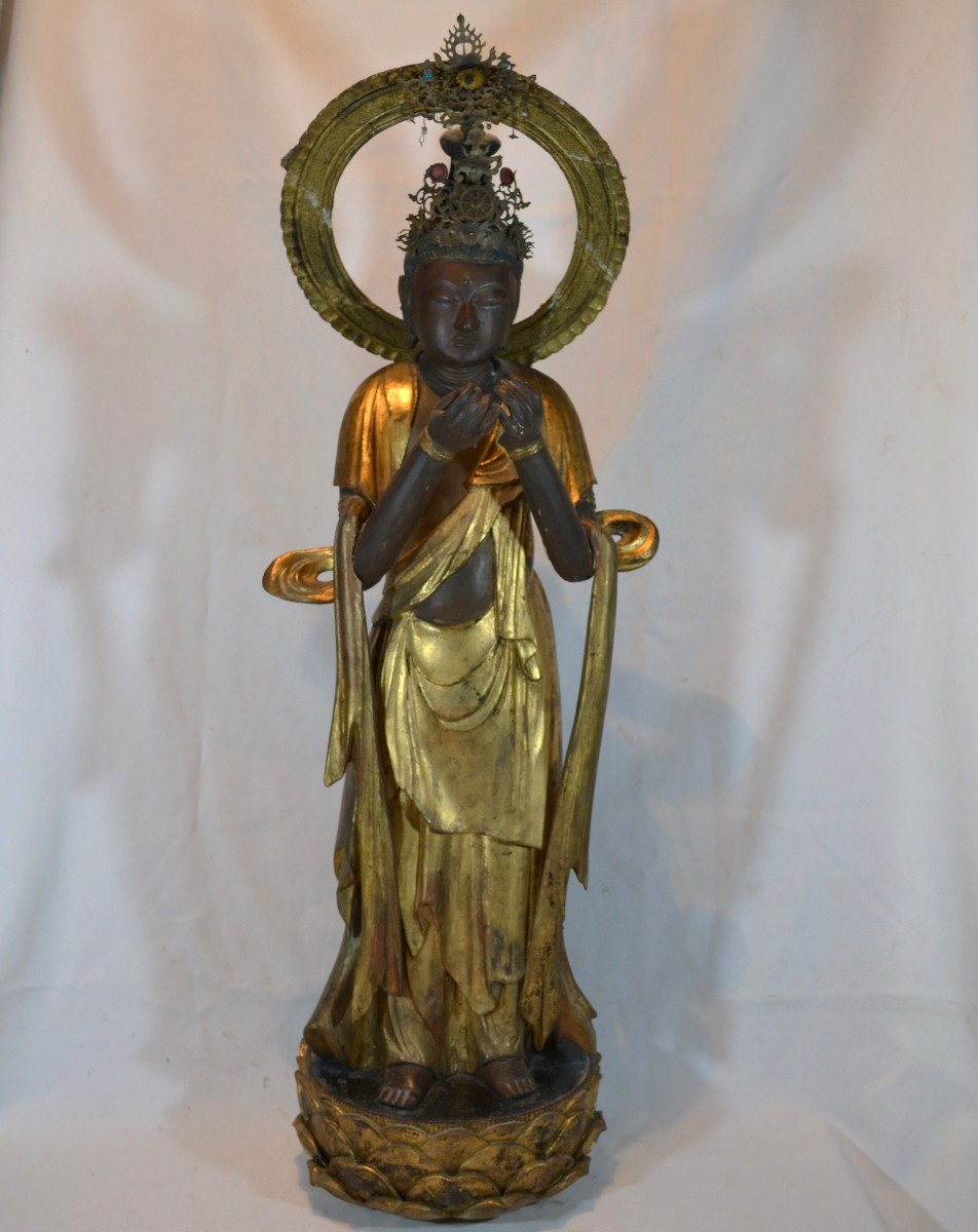 Kwannon In Golden Lacquered Wood. Japan Early Edo Period Or Earlier. 
