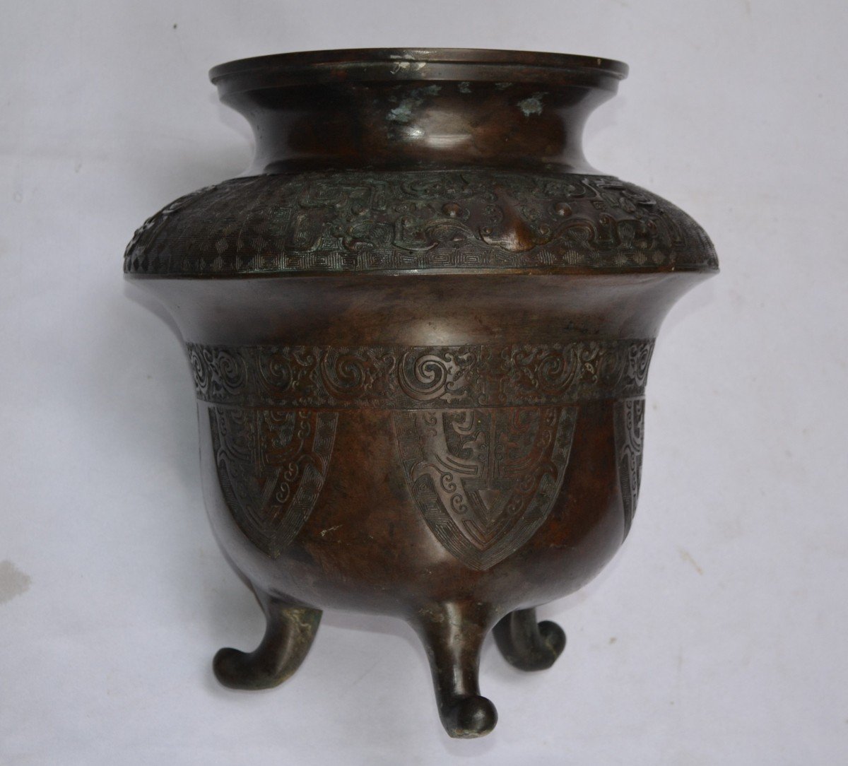 Grand Brûle-parfums Tripode En Bronze Coulé Incrusté d'Argent 19° Siècle.qing Ou Edo.