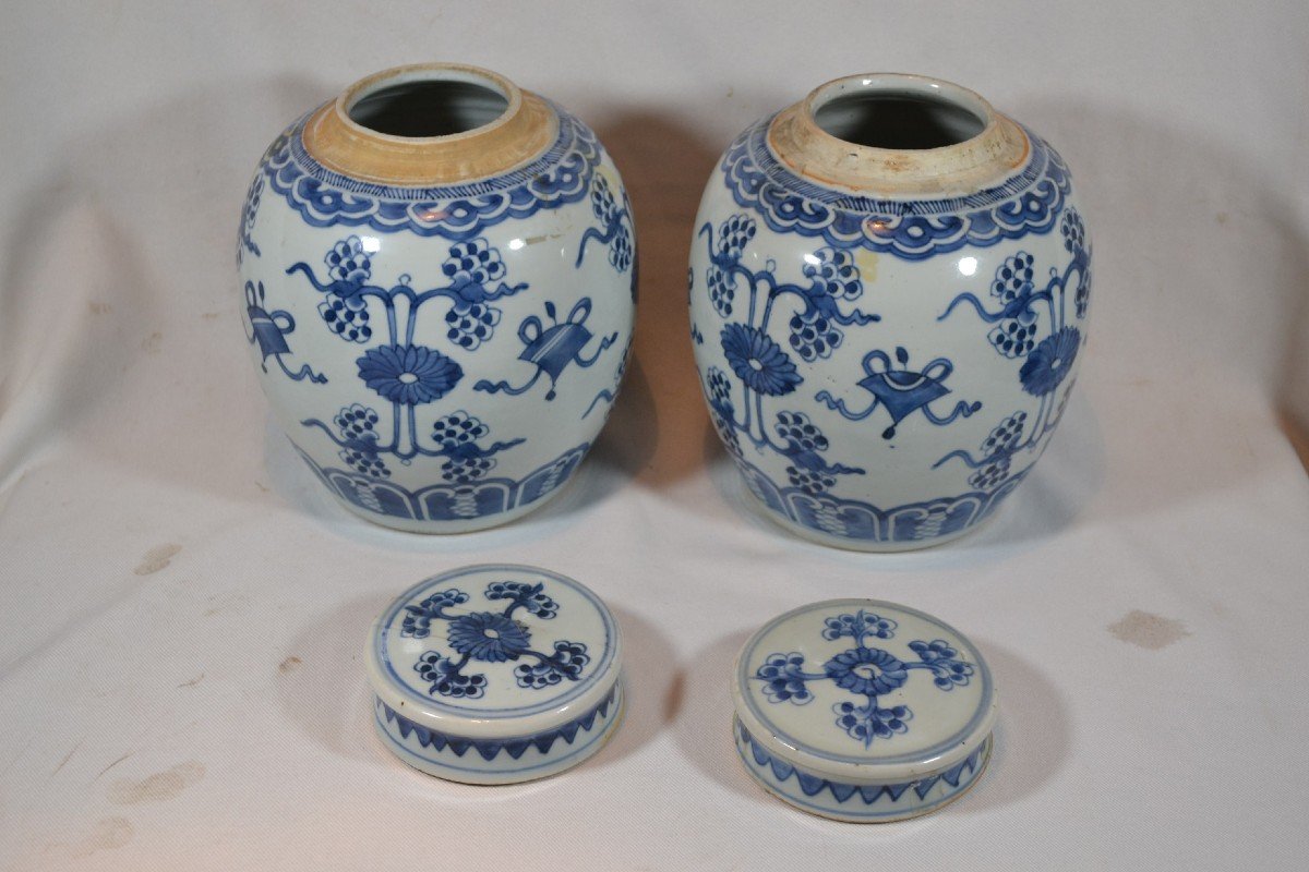 Paire De Jarres Couvertes En Porcelaine De Chine Blanc Et Bleu.epoque 17° Siècle.-photo-2