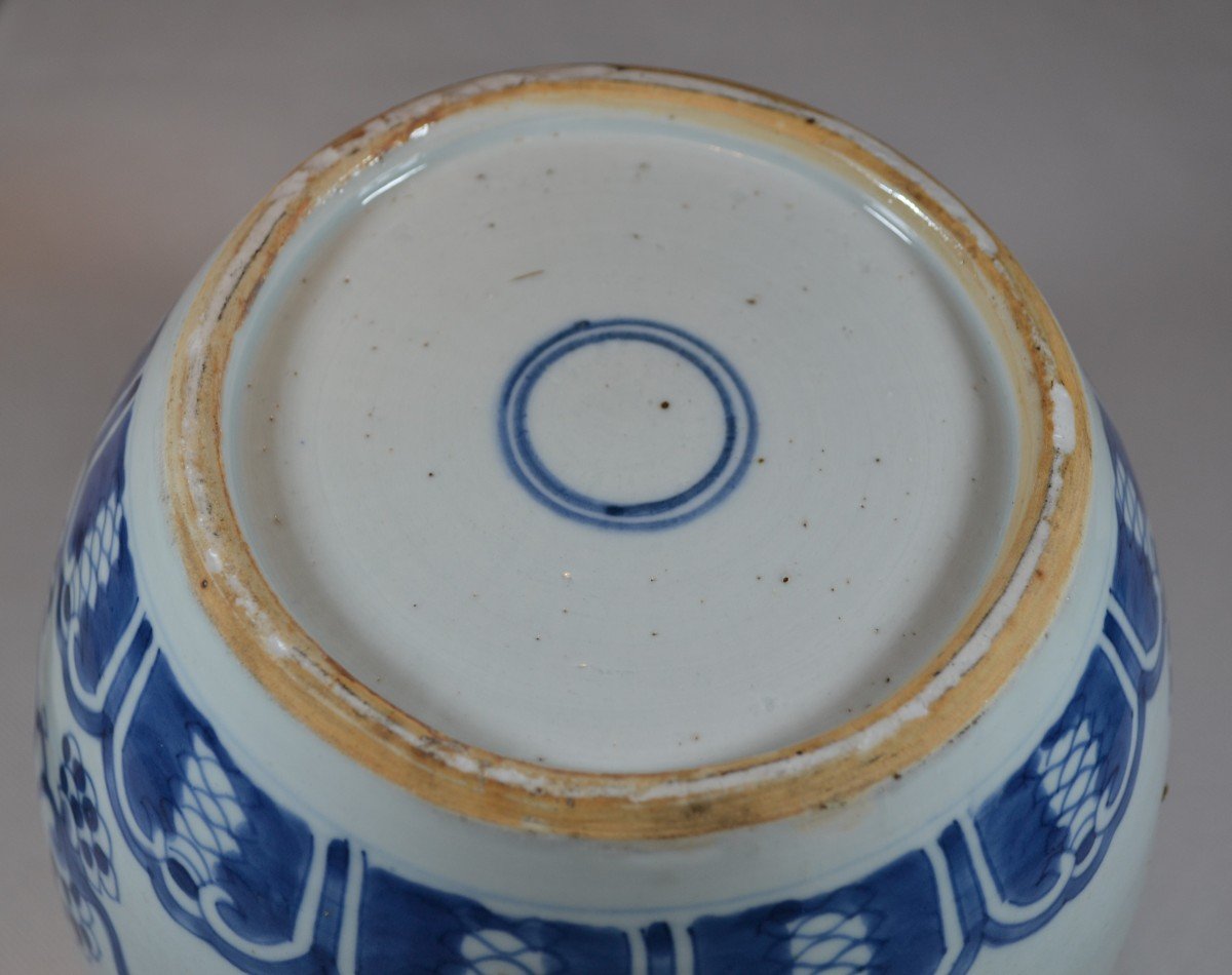 Paire De Jarres Couvertes En Porcelaine De Chine Blanc Et Bleu.epoque 17° Siècle.-photo-3