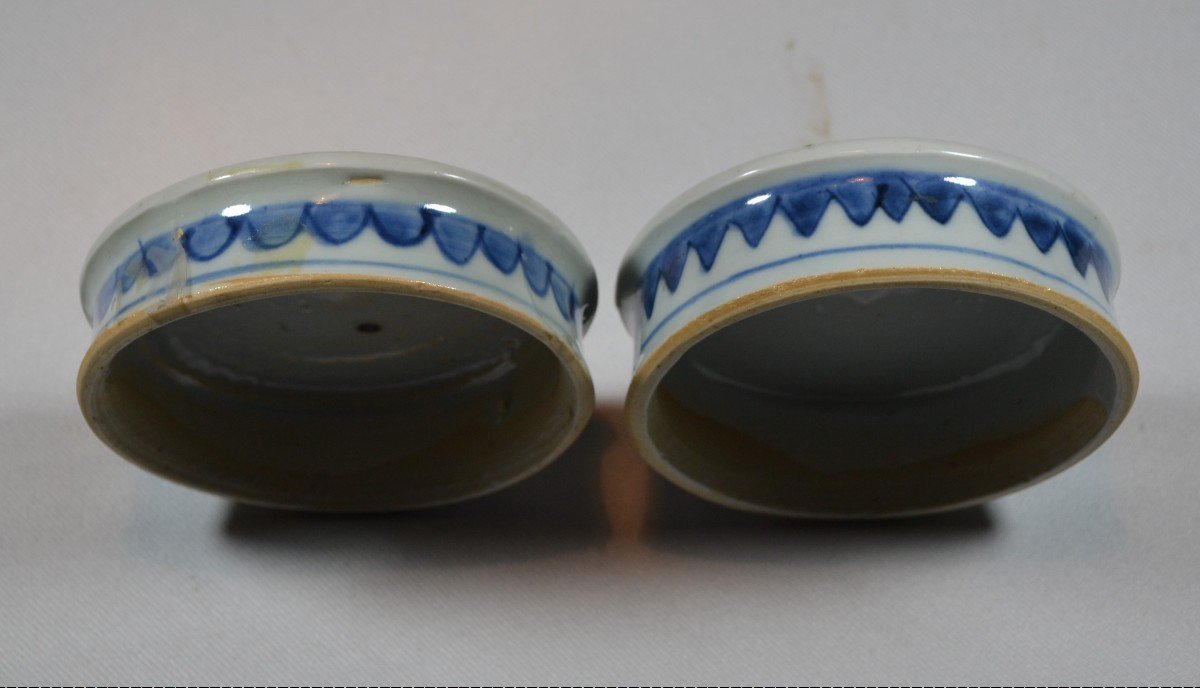 Paire De Jarres Couvertes En Porcelaine De Chine Blanc Et Bleu.epoque 17° Siècle.-photo-1