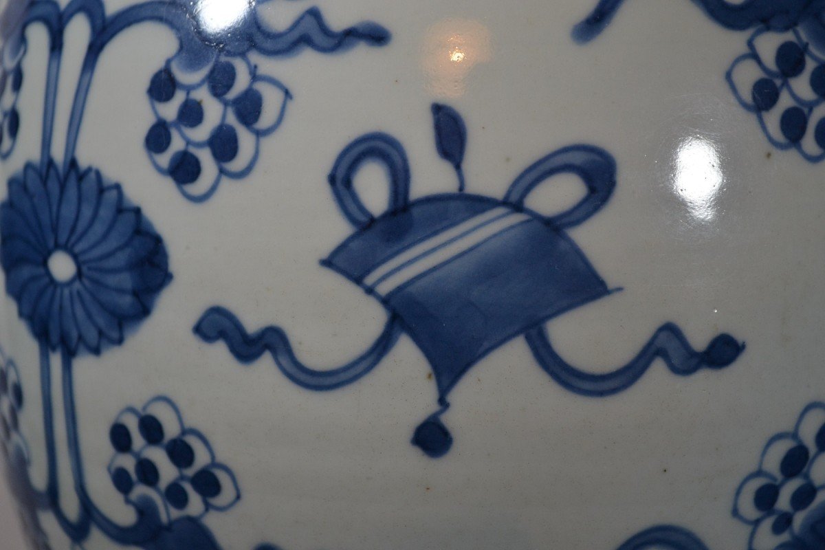 Paire De Jarres Couvertes En Porcelaine De Chine Blanc Et Bleu.epoque 17° Siècle.-photo-3