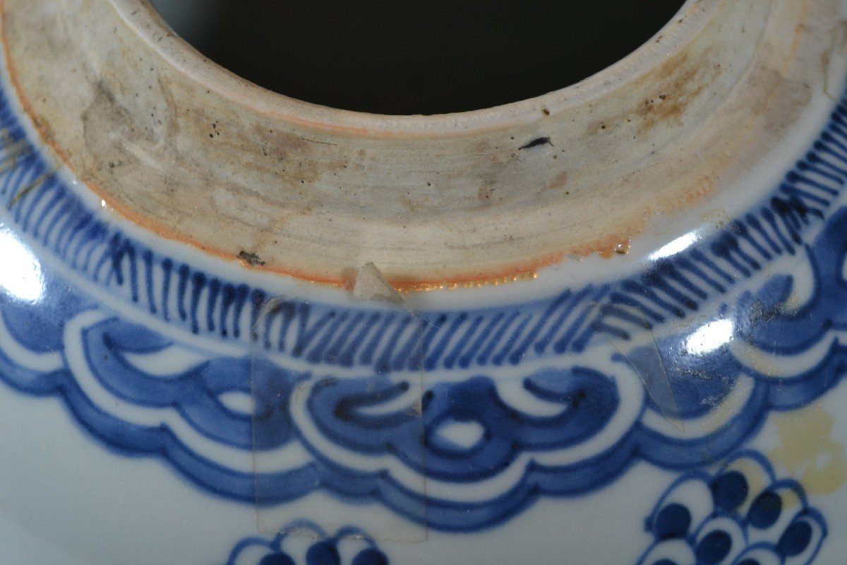 Paire De Jarres Couvertes En Porcelaine De Chine Blanc Et Bleu.epoque 17° Siècle.-photo-4