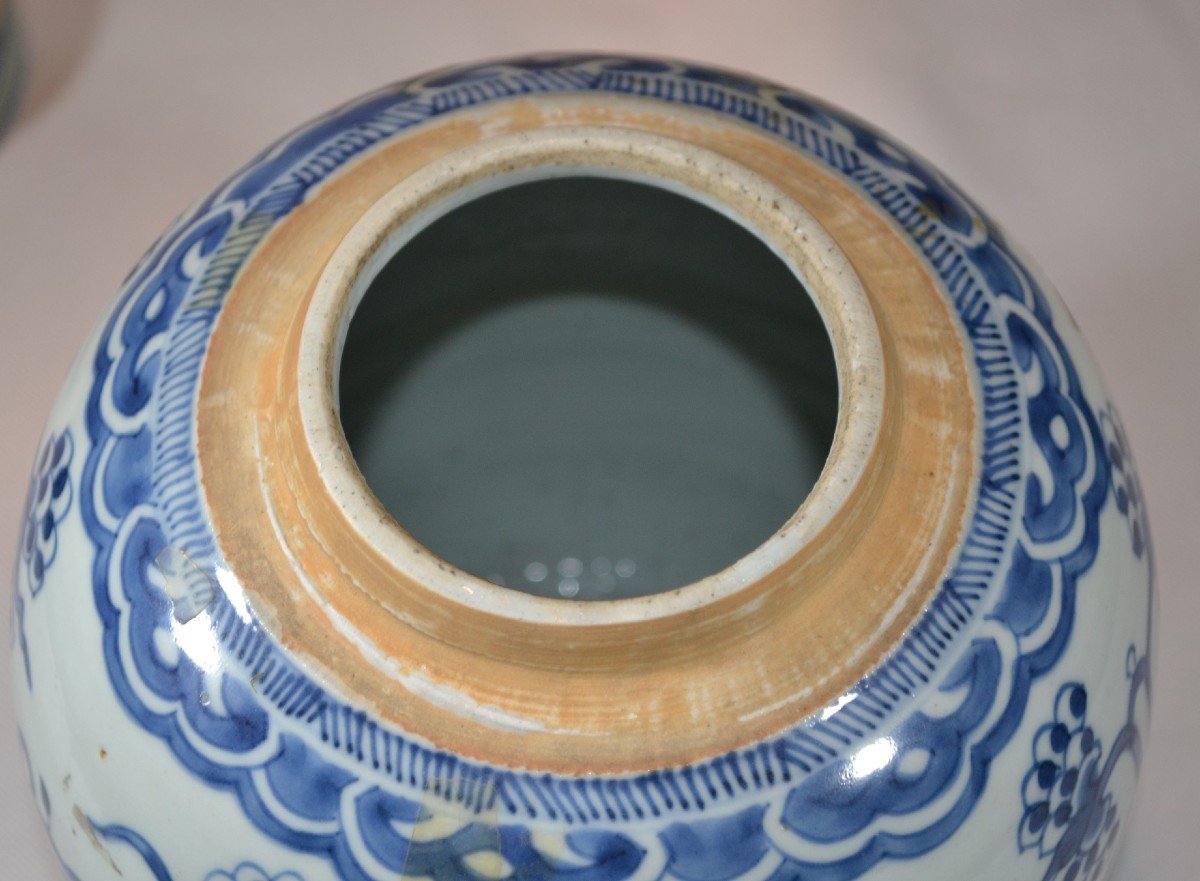 Paire De Jarres Couvertes En Porcelaine De Chine Blanc Et Bleu.epoque 17° Siècle.-photo-7