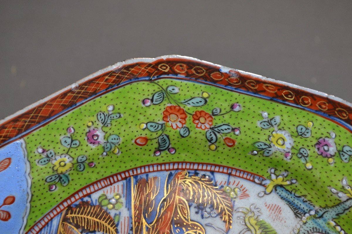Plat En Porcelaine De Chine, Surdécoré En Europe. 18° Siècle.-photo-4