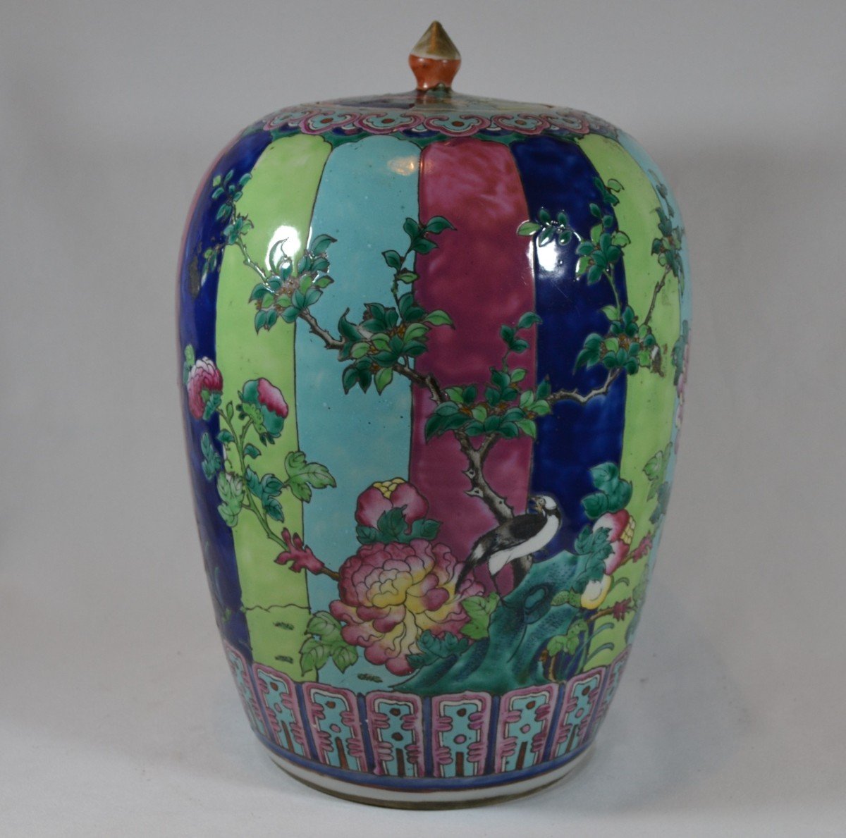 Jarre En Porcelaine.décor De Pivoines Et De Pies.chine 19°siècle-photo-1