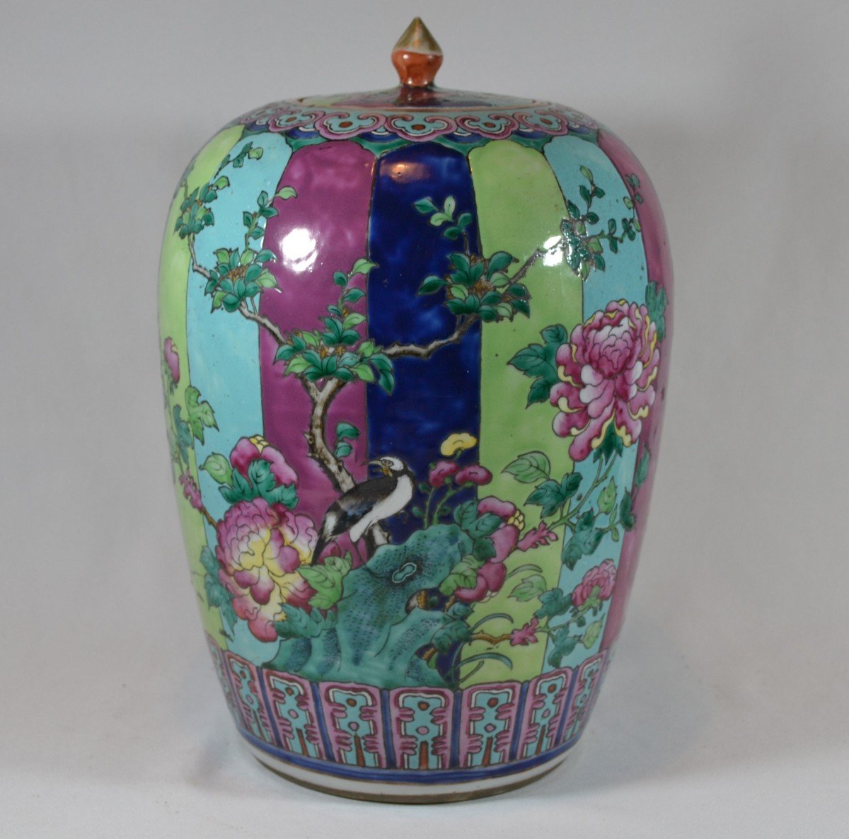Jarre En Porcelaine.décor De Pivoines Et De Pies.chine 19°siècle