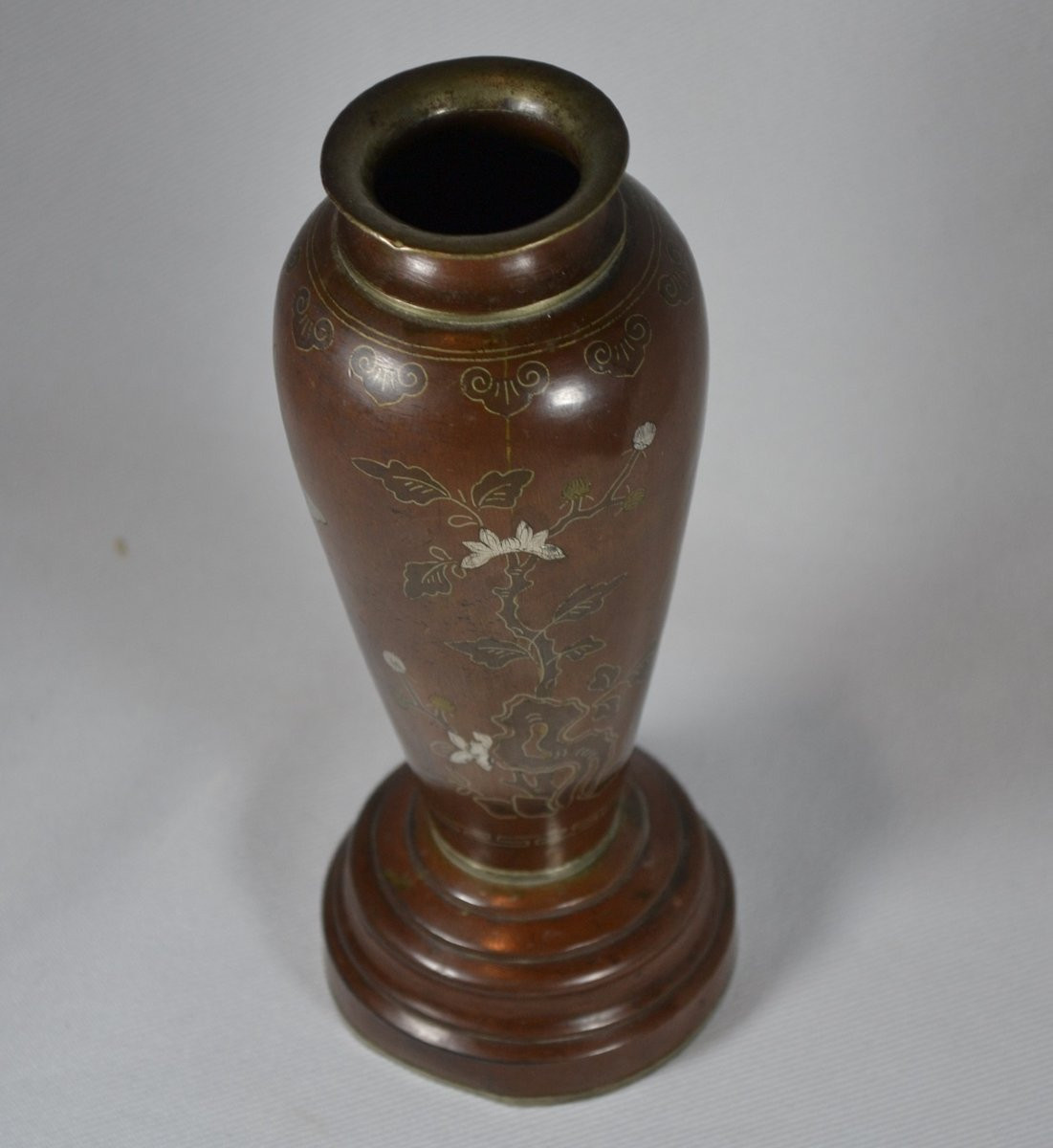 Vase Cuivre Martelé Incrusté d'Argent Et d'Alliages. Chine Dynastie Qing 19° Siècle.-photo-2
