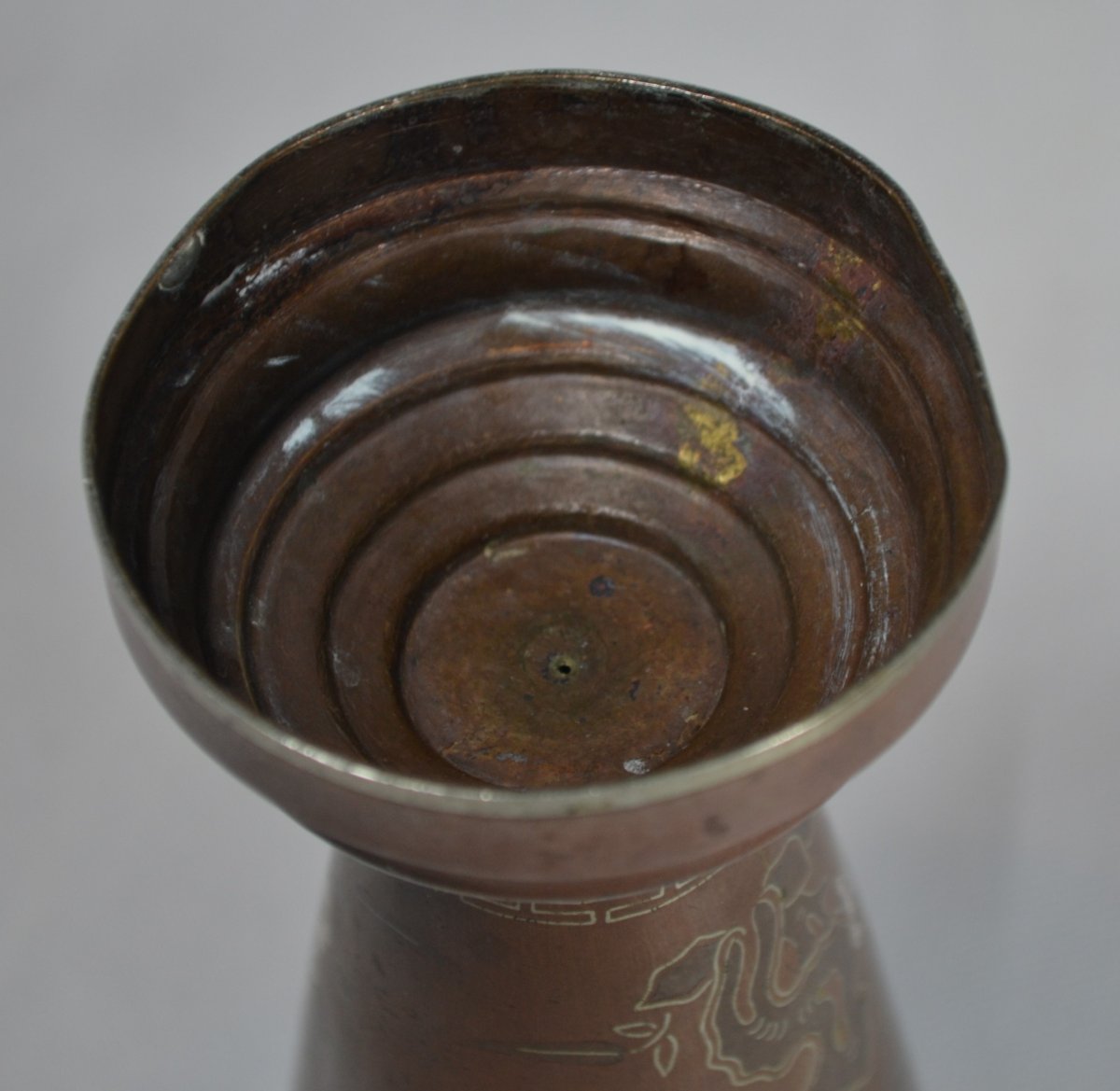 Vase Cuivre Martelé Incrusté d'Argent Et d'Alliages. Chine Dynastie Qing 19° Siècle.-photo-4