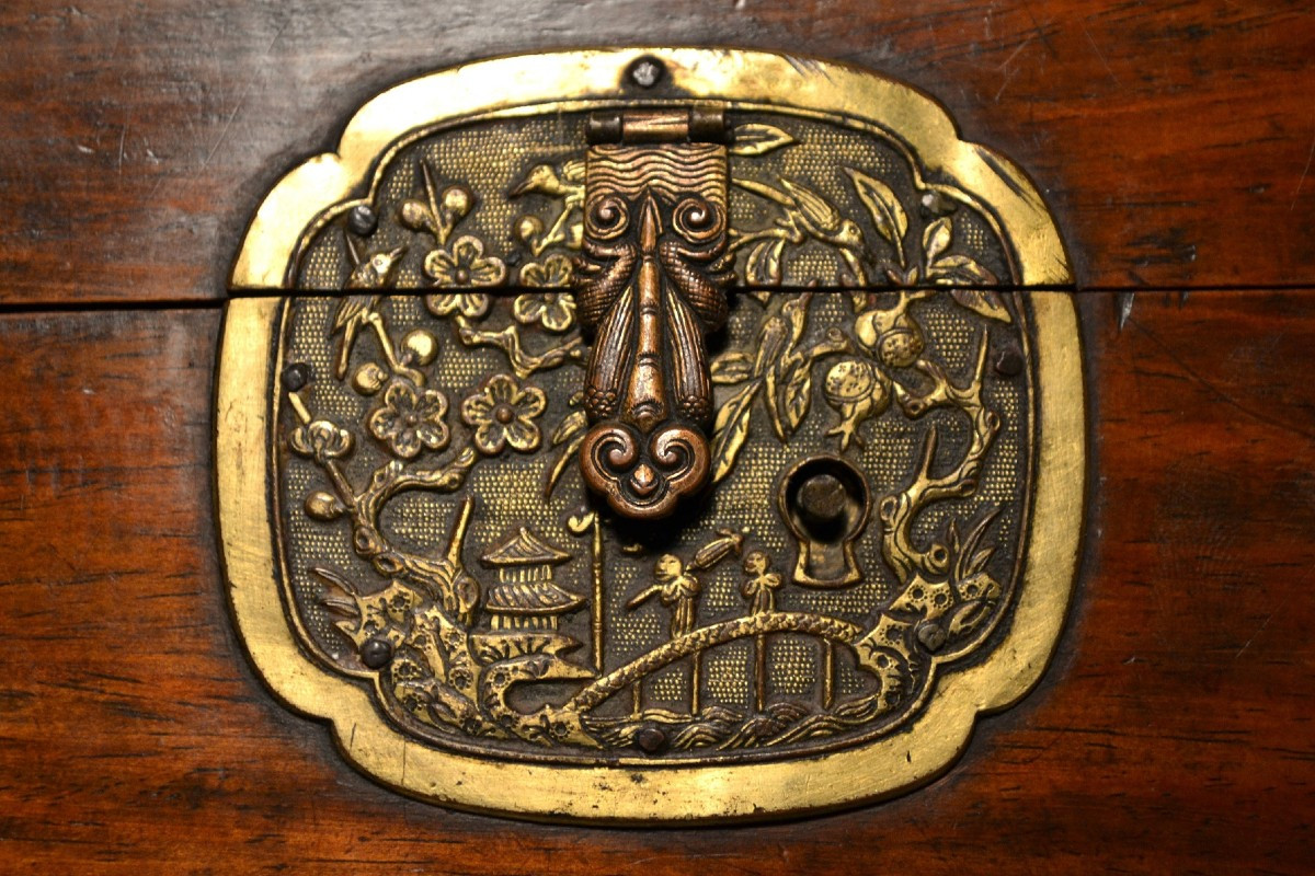 Boite en bois de Huanghuali et bronze doré.Chine 18° siècle.  